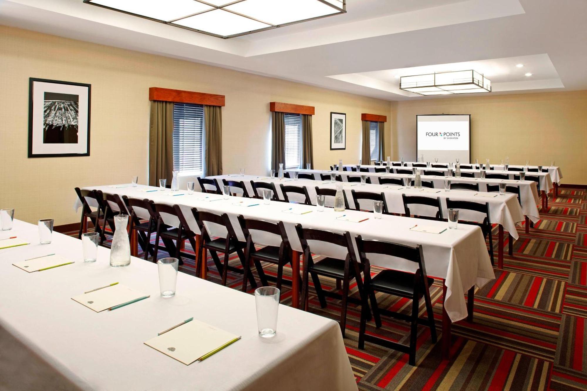 Four Points By Sheraton Hobby Airport 3*